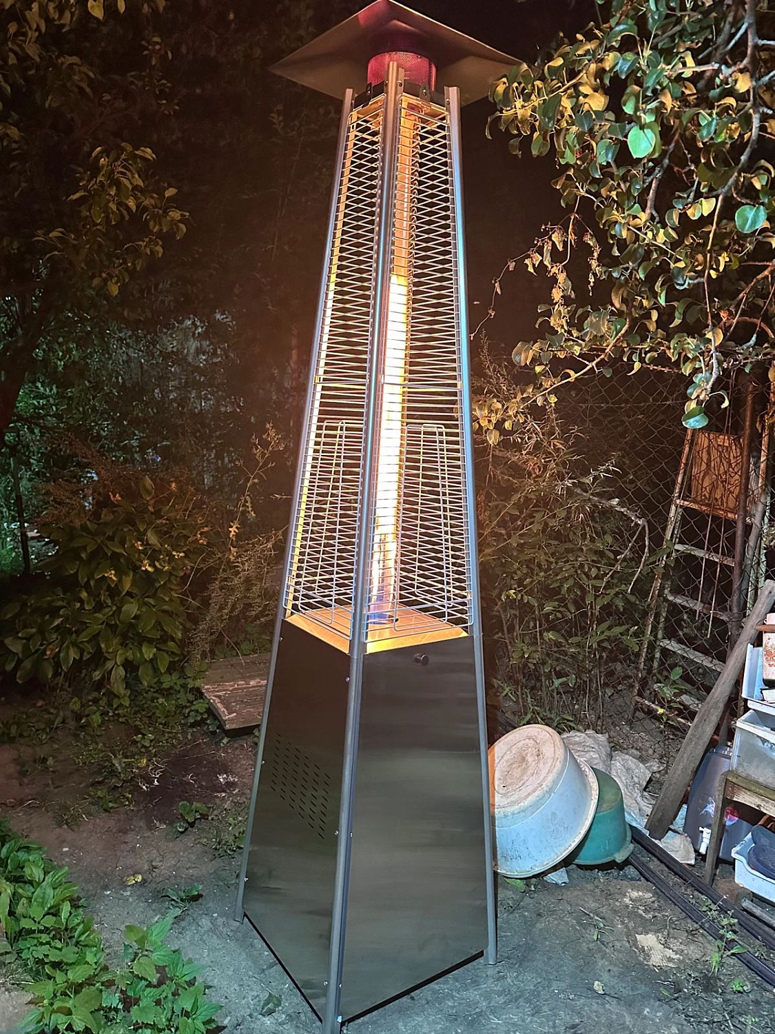 Уличный газовый обогреватель EVA из нержавеющей стали: свет тепла в ночном саду